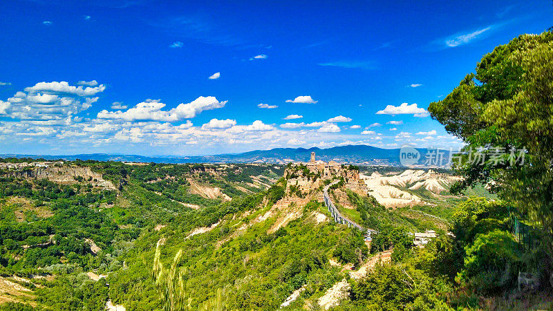 全景鸟瞰图的Civita di Bagnoregio从飞行的无人机周围的中世纪城市，意大利。